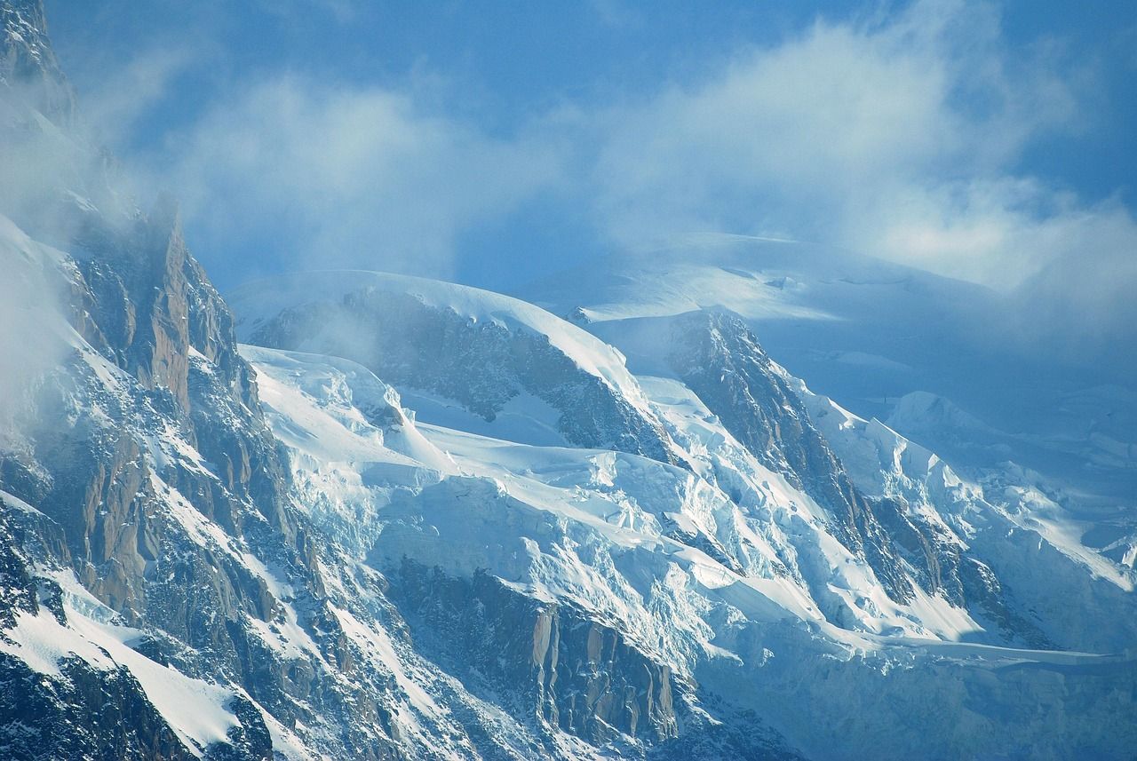 découvrez l'ultra-trail du mont-blanc, une course mythique autour du massif du mont-blanc, combinant défi sportif et paysages à couper le souffle.