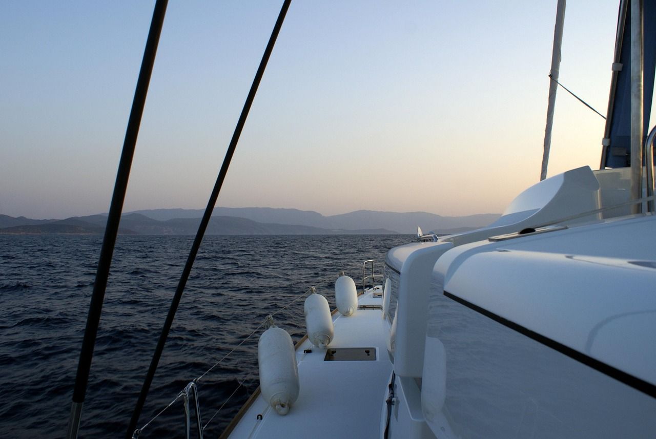 découvrez l'aventure et la liberté à bord d'un catamaran : confort, stabilité et performance pour des moments inoubliables en mer.