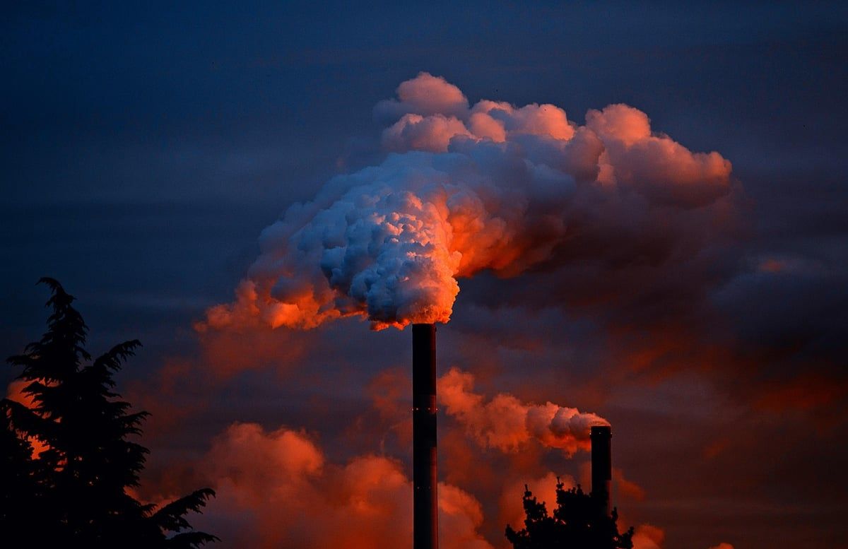 Établir un lien entre les méthodologies de l’empreinte carbone et la protection de l’environnement à travers le développement durable des produits, en tenant compte du rôle modérateur de la conformité réglementaire.