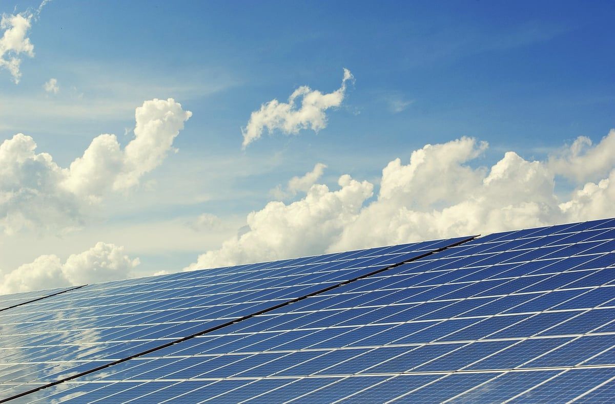 Comment les data centers adoptent massivement les énergies renouvelables pour réduire leur empreinte carbone